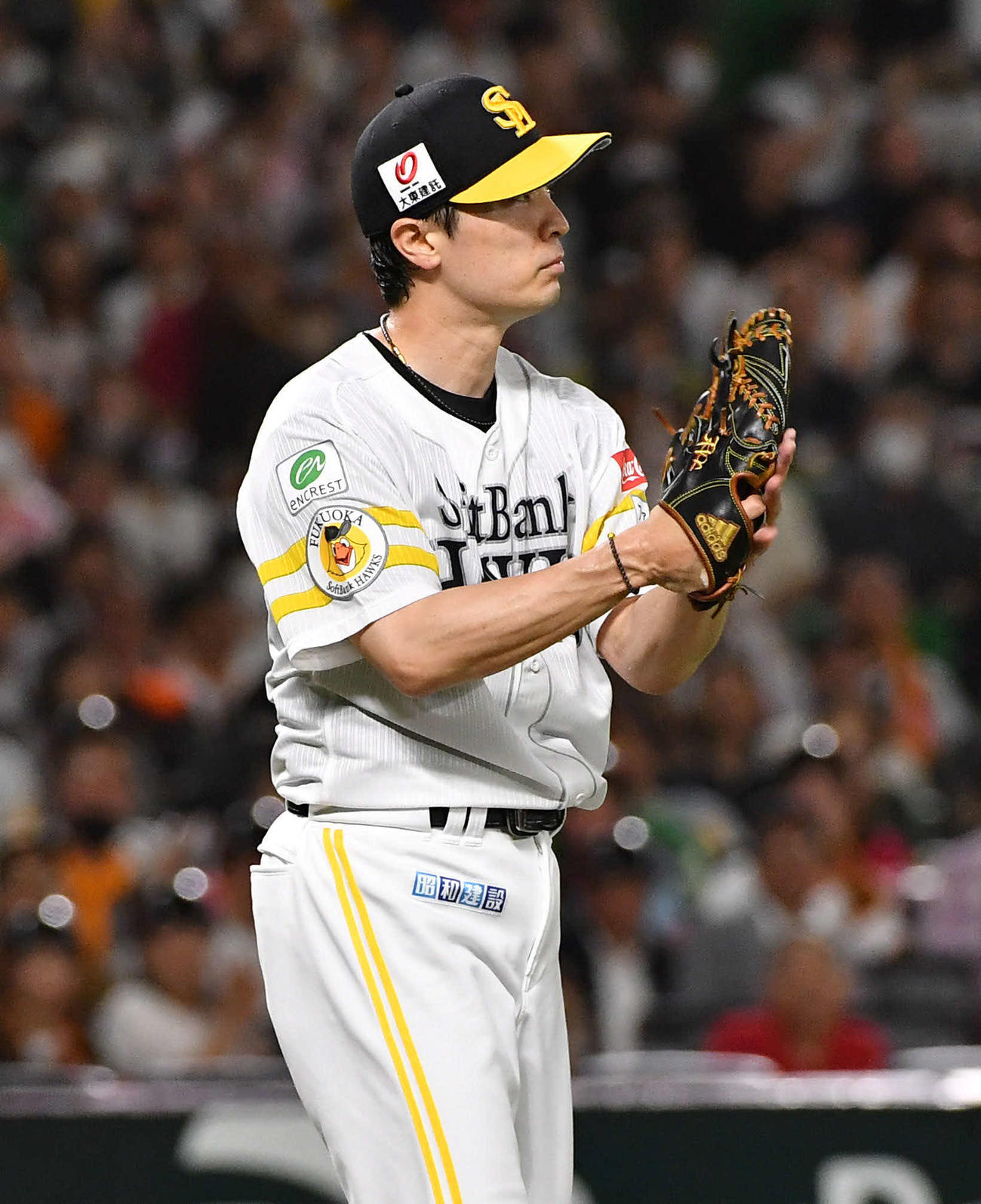 ソフトバンク対巨人　1回表巨人無死一、二塁、秋広を投併殺に抑え、グラブをたたく和田（撮影・岩下翔太）