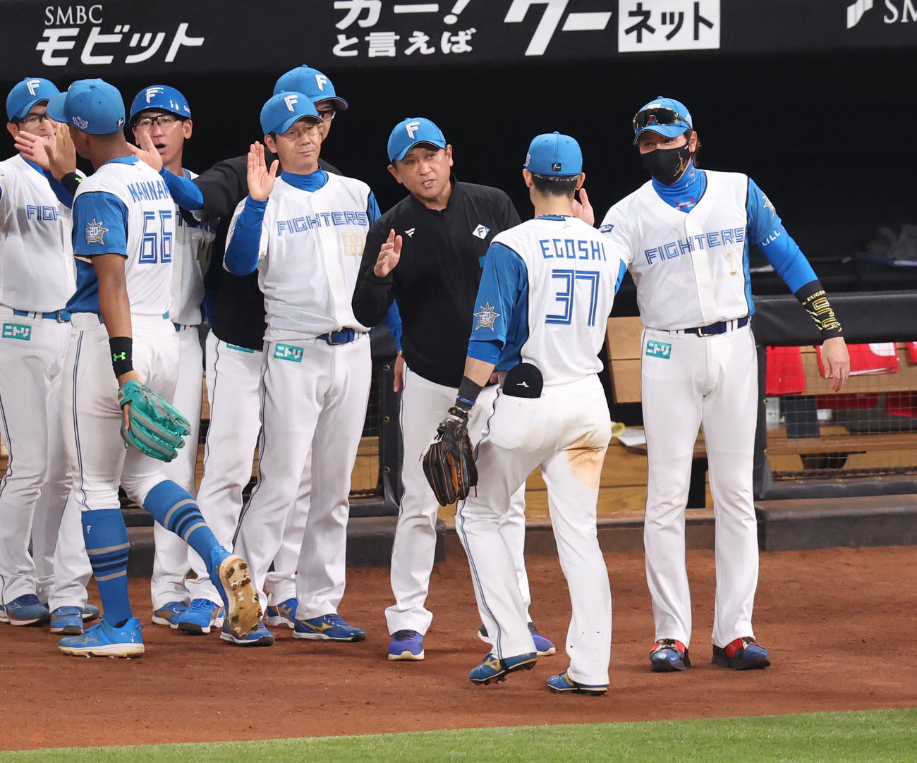 日本ハム対阪神　日本ハム江越（中央手前）を出迎える新庄監督（撮影・佐藤翔太）