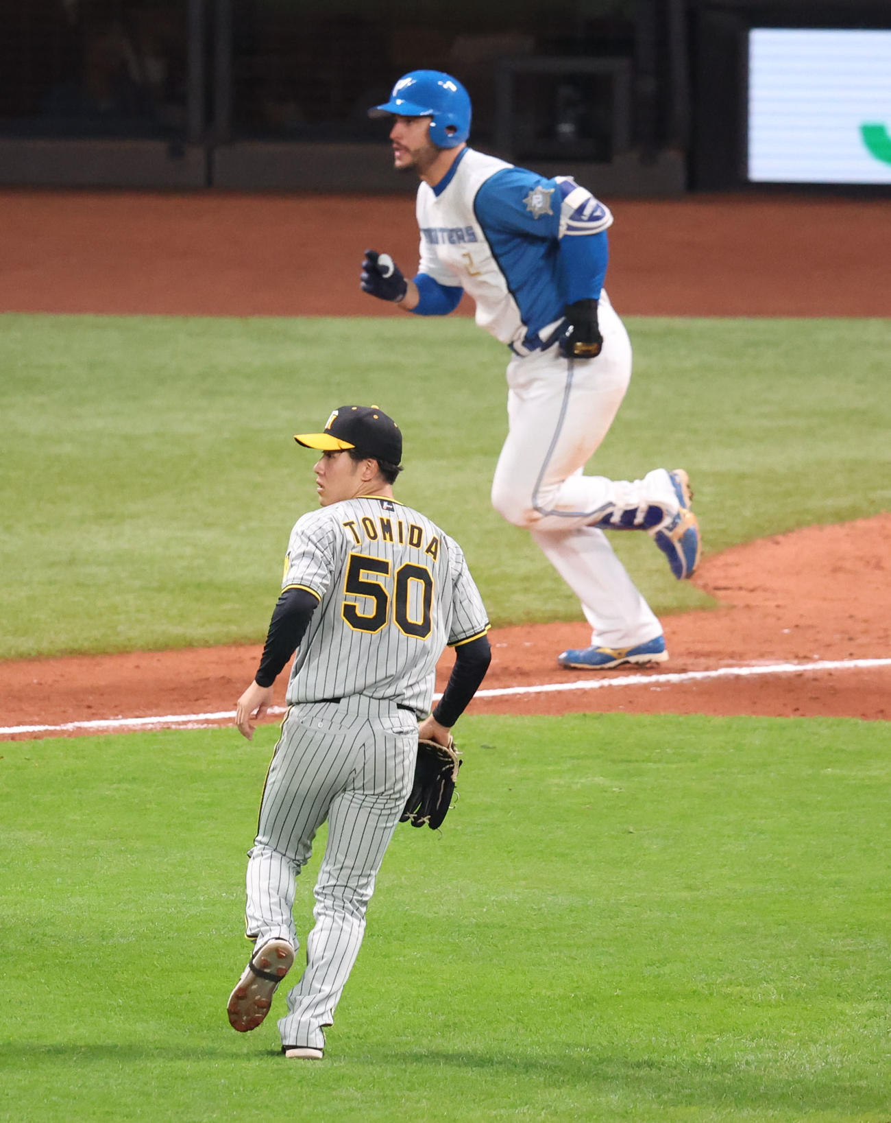 日本ハム対阪神　3回裏日本ハム2死一、二塁、マルティネスに適時二塁打を浴びる富田（撮影・佐藤翔太）