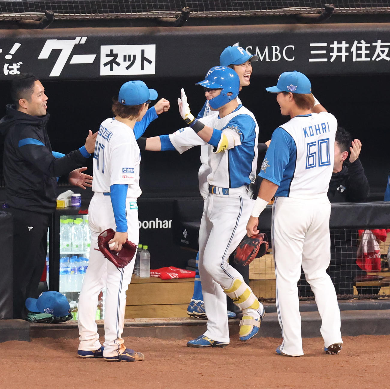 日本ハム対阪神　4回裏日本ハム2死、江越大賀（中央）は右越え本塁打を放ち鈴木に出迎えられる（撮影・佐藤翔太）