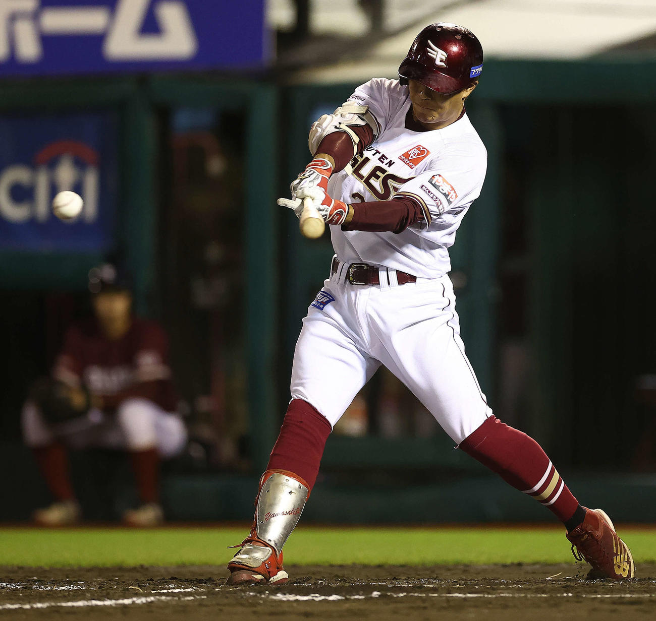 楽天対中日　6回裏楽天一死二塁、中前打を放つ山崎（撮影・河田真司）