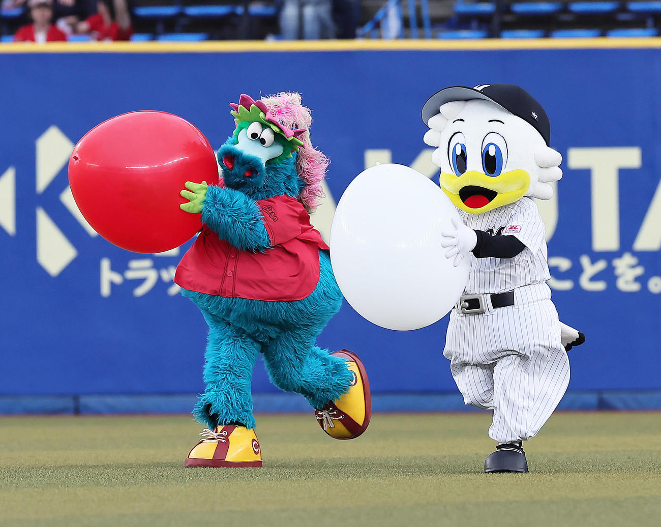 ロッテ対広島　試合前、リレー対決に臨むロッテのマーくん（右）と広島のスラィリー（撮影・足立雅史）