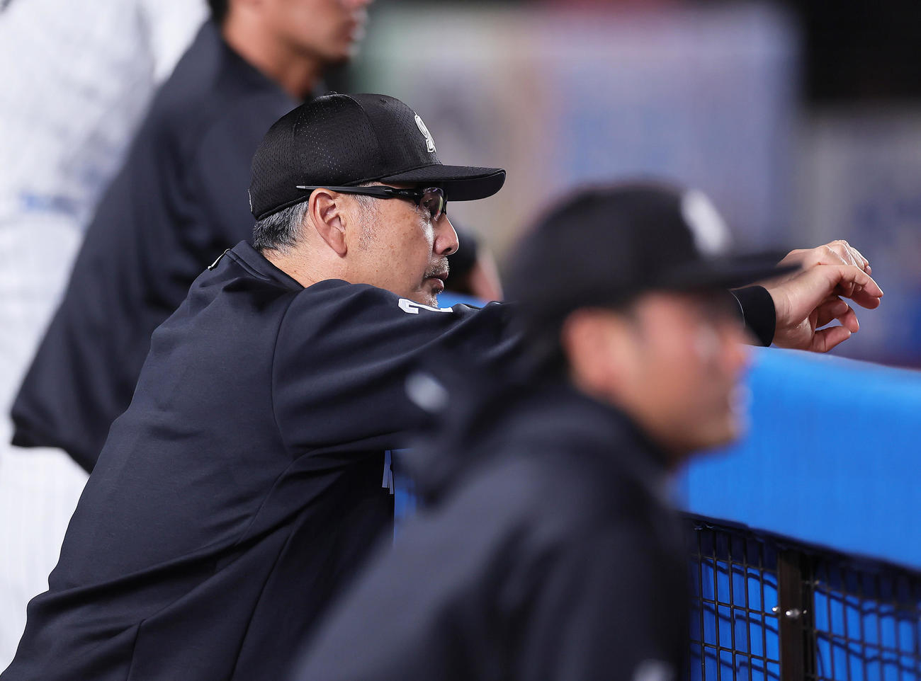 ロッテ対広島　試合を見つめるロッテ吉井監督（撮影・足立雅史）