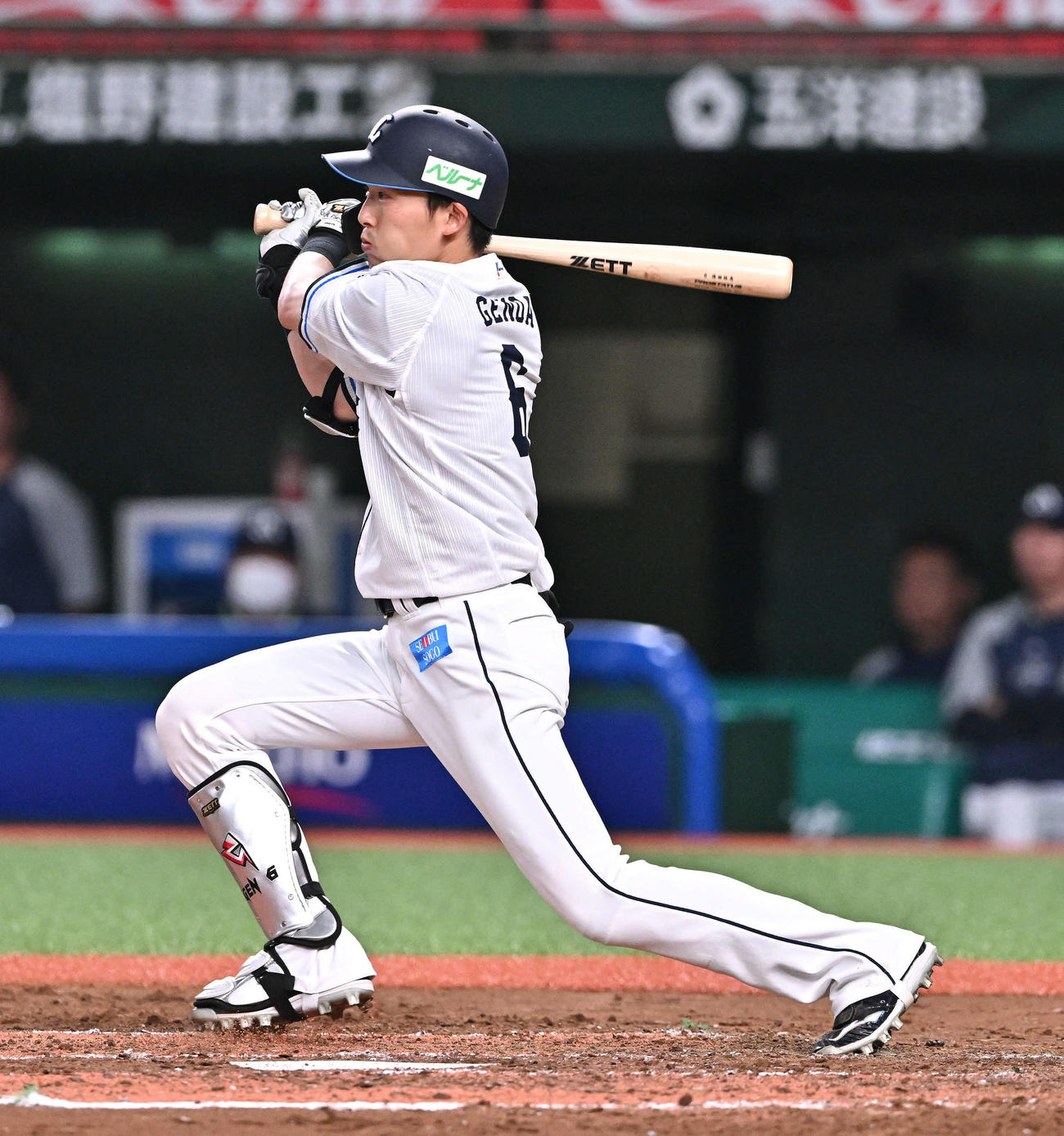 西武対ヤクルト　2回裏西武2死二塁、源田は右前適時打を放つ（撮影・滝沢徹郎）