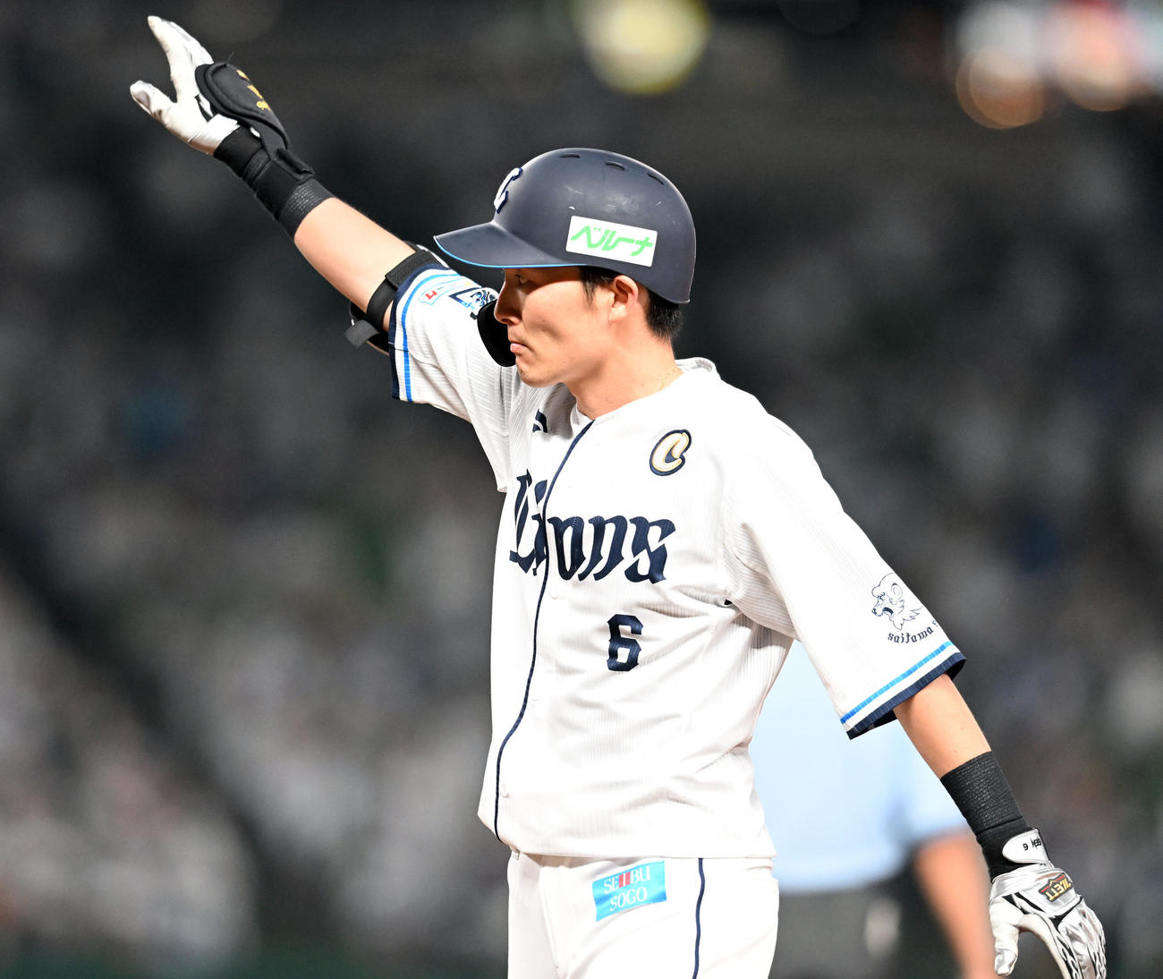 西武対ヤクルト　2回裏西武2死二塁、右前に勝ち越しの適時打を放った源田（撮影・たえ見朱実）