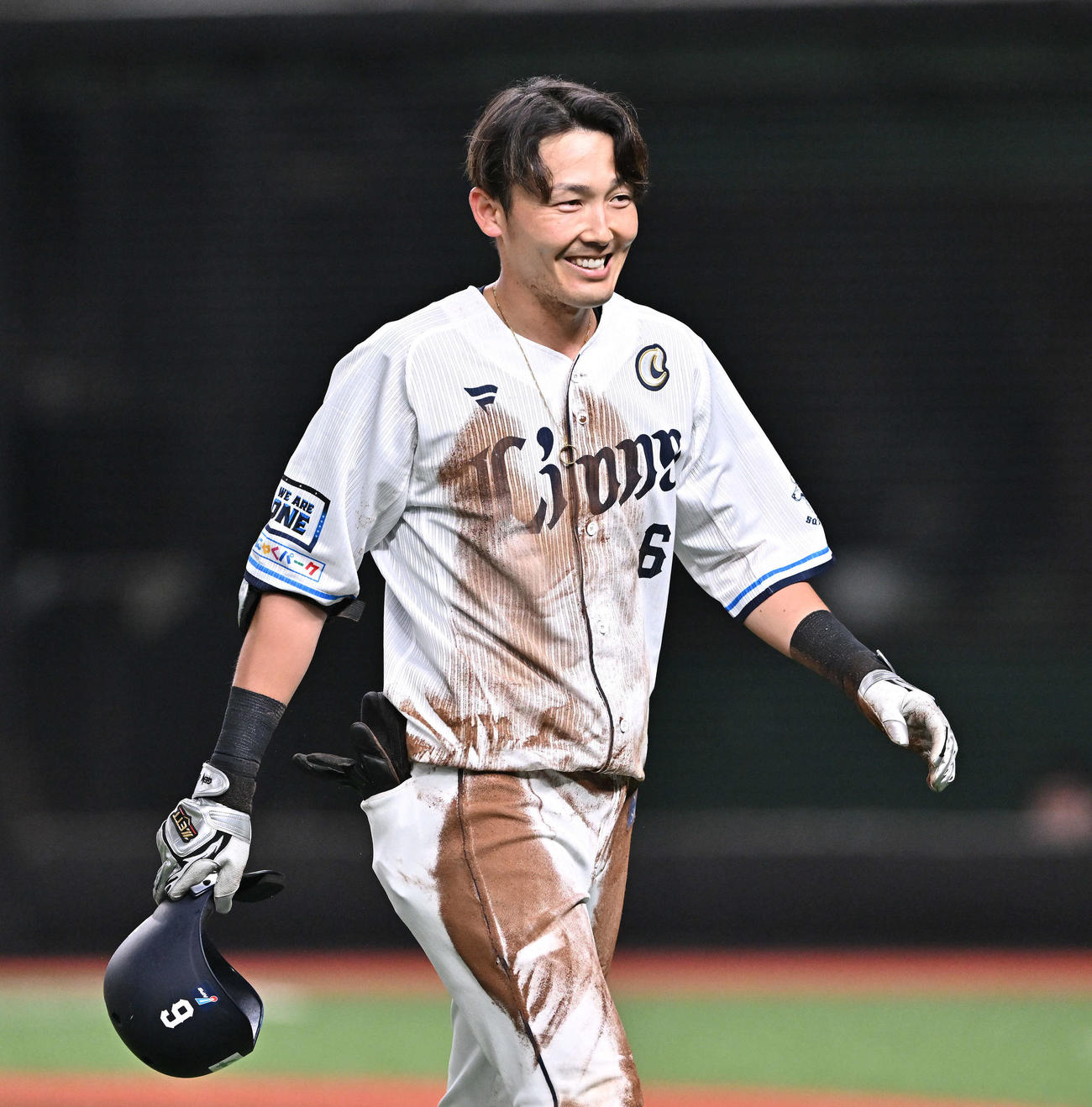 西武対ヤクルト　5回裏西武2死、セーフティーバントから一塁へヘッドスライディングするも投ゴロに倒れた源田は苦笑いして引き揚げる（撮影・滝沢徹郎）