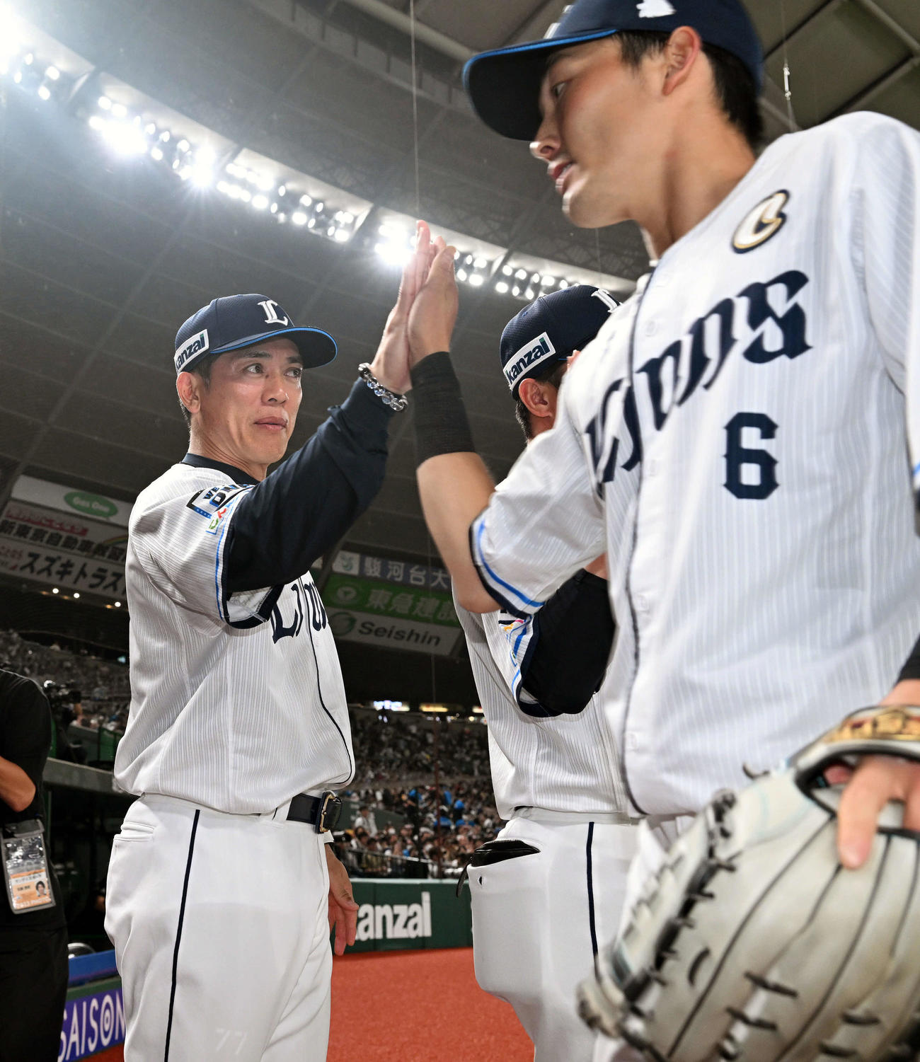 西武対ヤクルト　試合に勝利し西武松井監督（左）は源田とタッチをかわす（撮影・滝沢徹郎）
