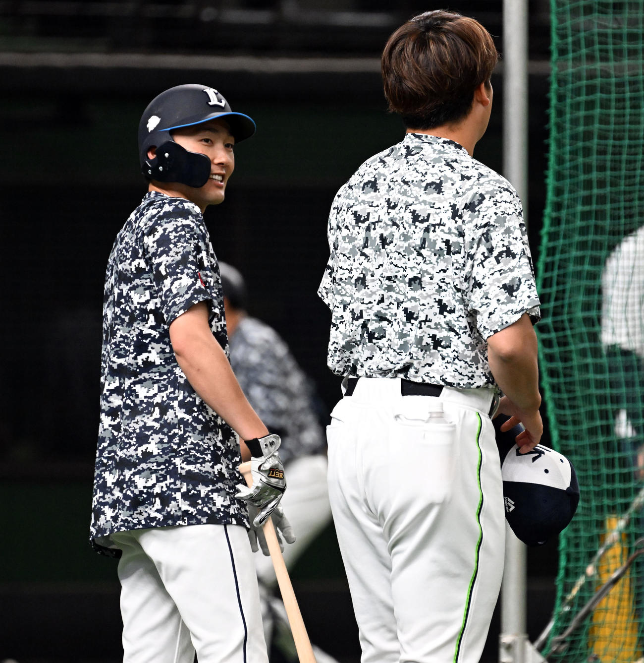 西武対ヤクルト　試合前、ヤクルト村上と談笑する西武源田（撮影・たえ見朱実）
