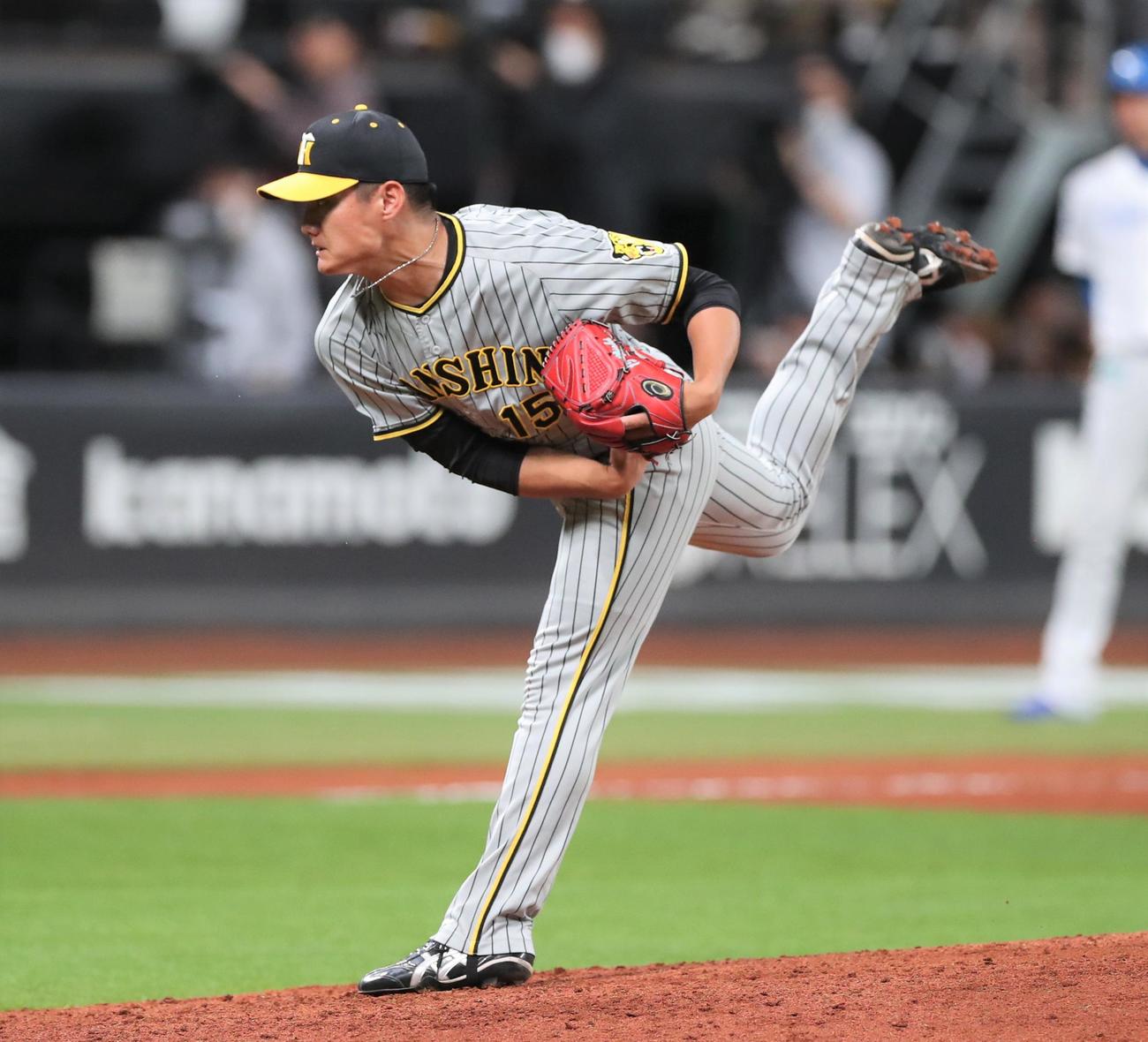 日本ハム対阪神　4回から登板の西（撮影・黒川智章）