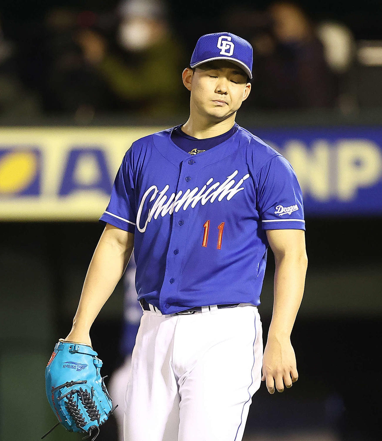 楽天対中日　5回裏を終え、浮かない表情でベンチに戻る小笠原（撮影・河田真司）