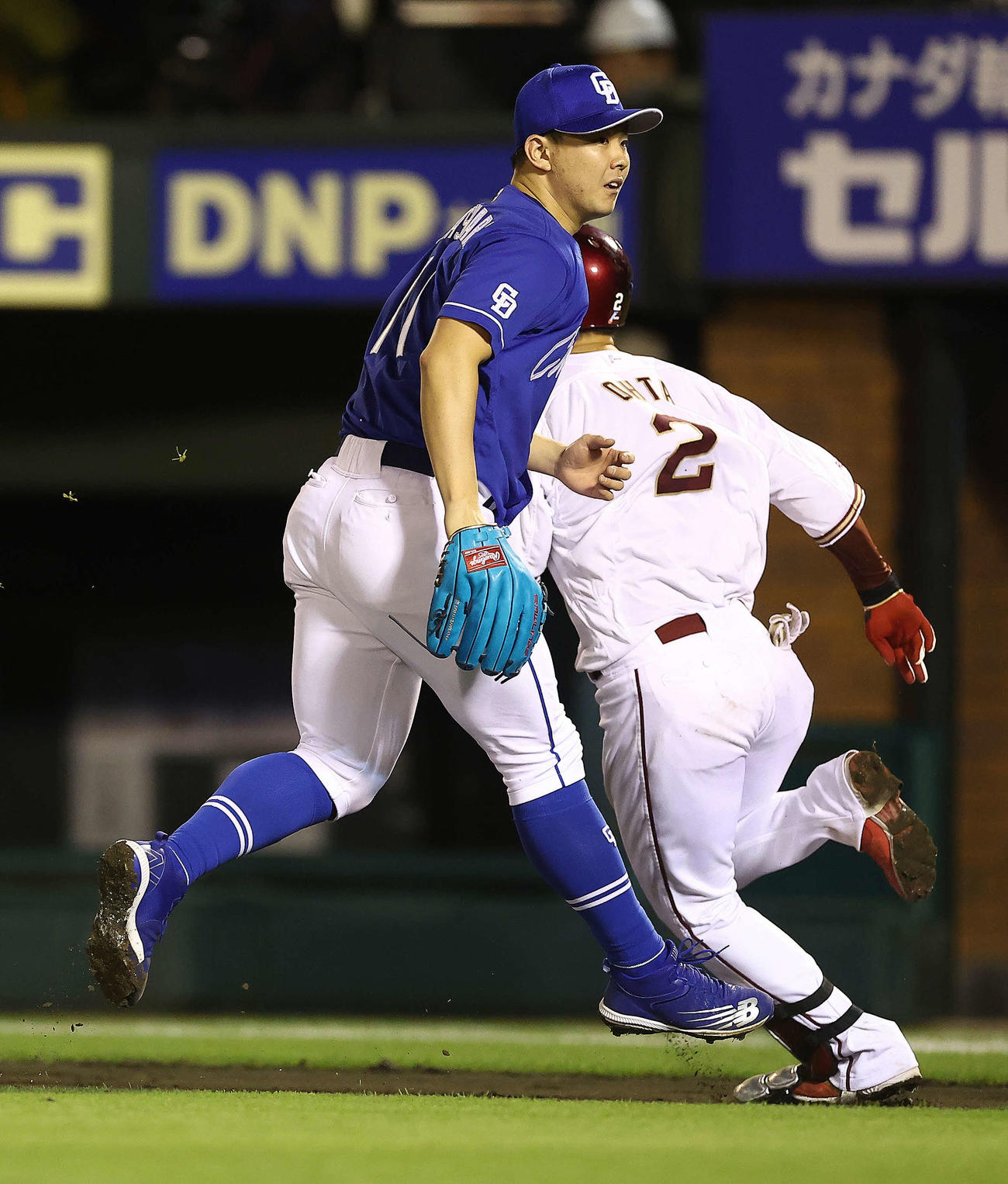 楽天対中日　6回裏楽天一死一、三塁、太田にセーフティスクイズを許す小笠原（撮影・河田真司）