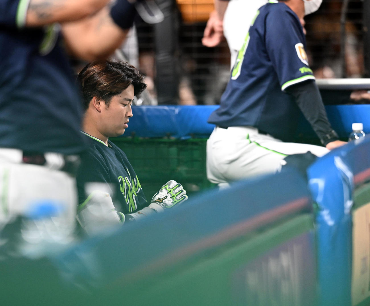 西武対ヤクルト　9回表ヤクルト無死、空振り三振に倒れた村上（撮影・たえ見朱実）