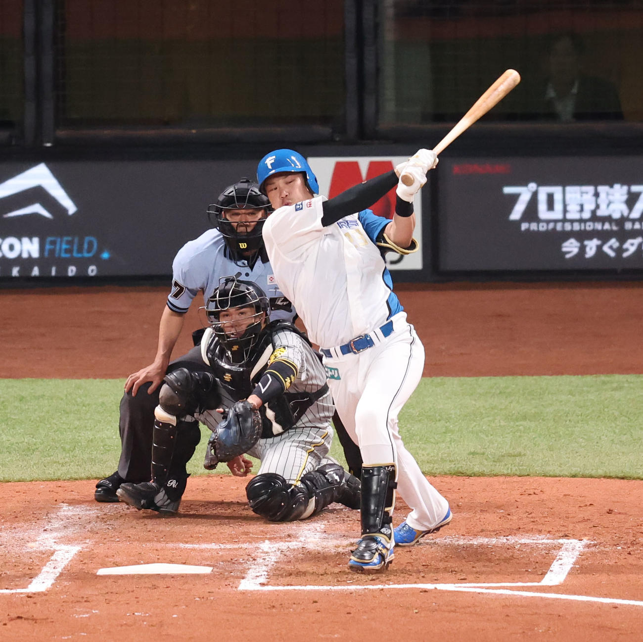 日本ハム対阪神　2回裏日本ハム2死二、三塁、伏見は先制となる適時二塁打を放つ（撮影・佐藤翔太）