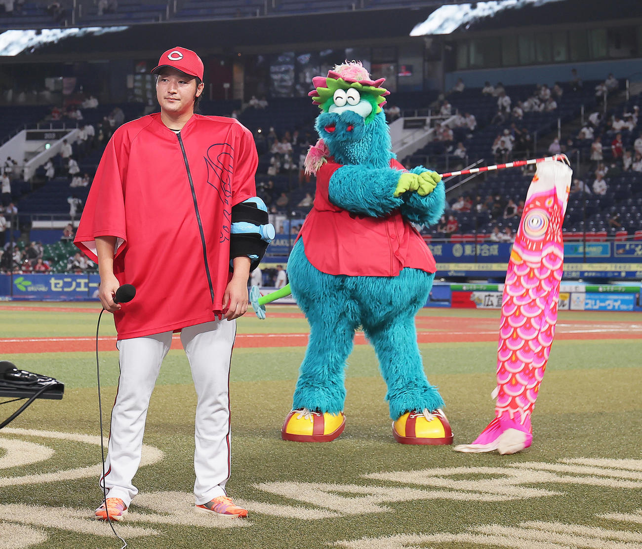 ロッテ対広島　8回を1失点で5勝目を挙げヒーローインタビューを受ける広島床田。右はスラィリー（撮影・足立雅史）