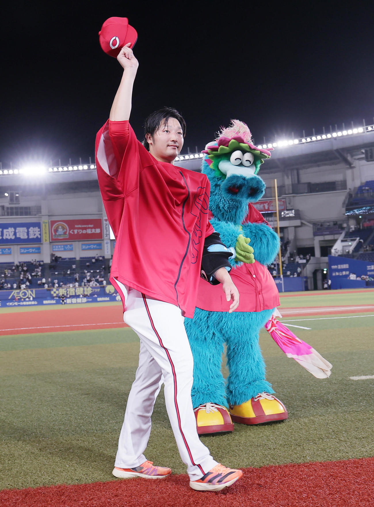 ロッテ対広島　8回1失点で勝利を挙げた広島床田はスタンドの声援に手を振って応える。右はスラィリー（撮影・足立雅史）