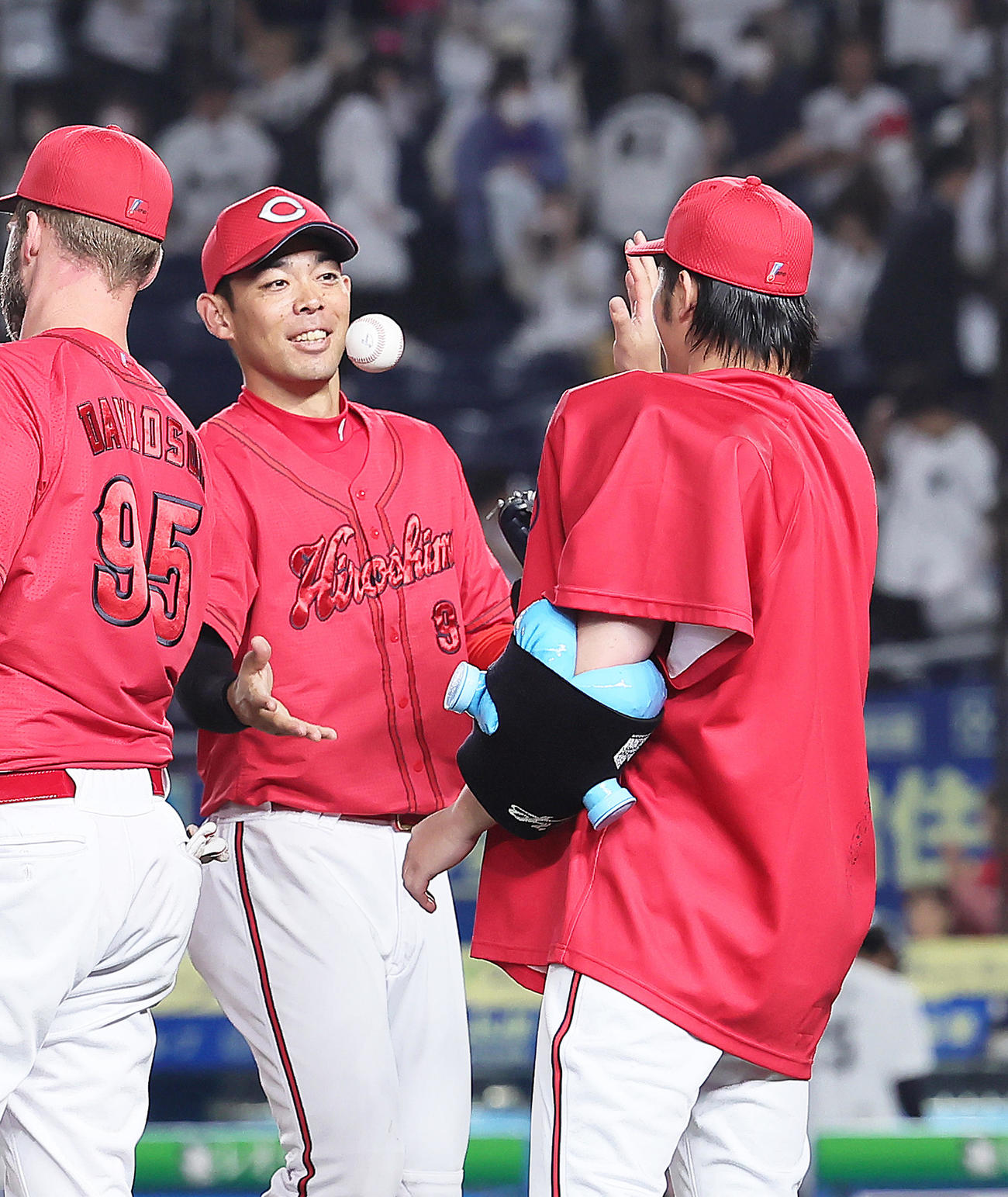 ロッテ対広島　8回を1失点で5勝目を挙げた広島床田（右）は秋山から勝利球を受け取る（撮影・足立雅史）