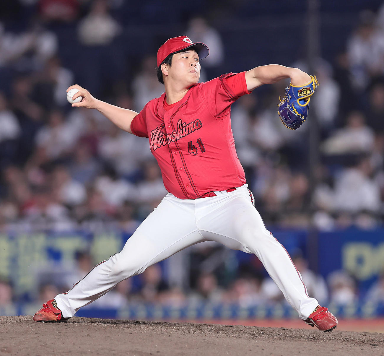 ロッテ対広島　広島2番手の矢崎（撮影・足立雅史）
