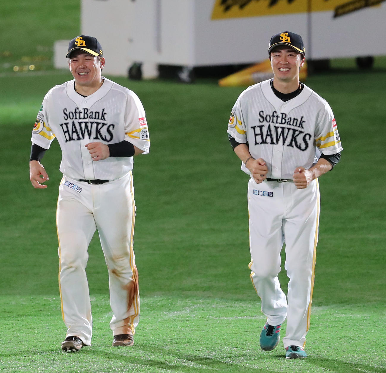 ソフトバンク対巨人　笑顔でファンにあいさつへ向かう和田（右）と甲斐（撮影・梅根麻紀）