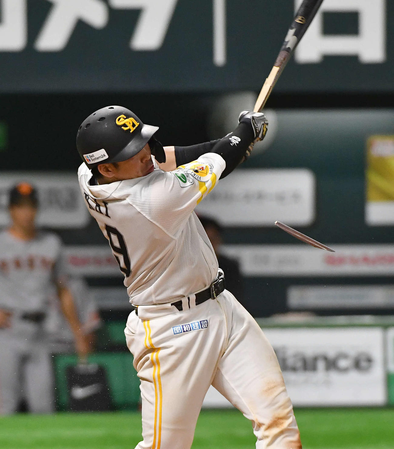 ソフトバンク対巨人　8回裏ソフトバンク2死二塁、バットを折られながら左前適時打を放った甲斐（撮影・岩下翔太）