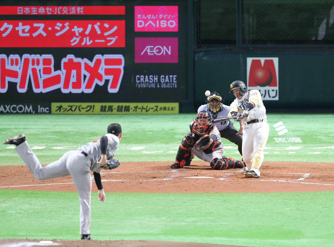 ソフトバンク対巨人　2回裏ソフトバンク2死一、二塁、甲斐は左中間に先制3点本塁打を放つ（撮影・梅根麻紀）