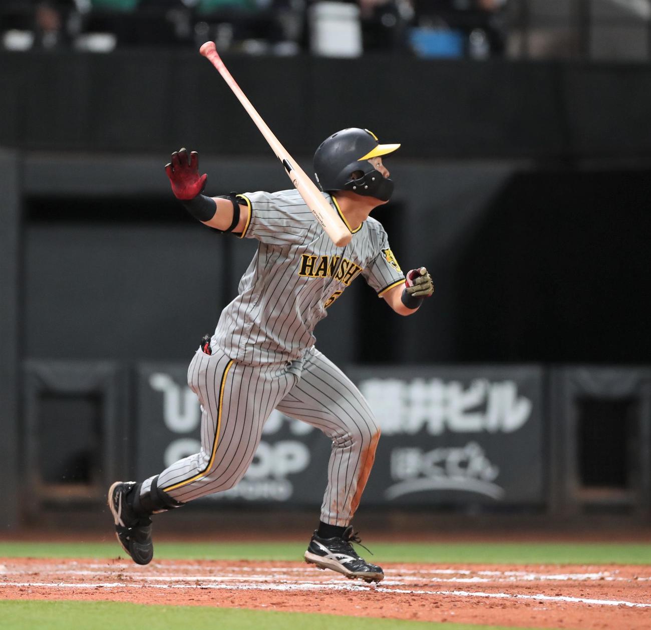 日本ハム対阪神　8回表阪神2死、左越え二塁打を放つ前川（撮影・黒川智章）