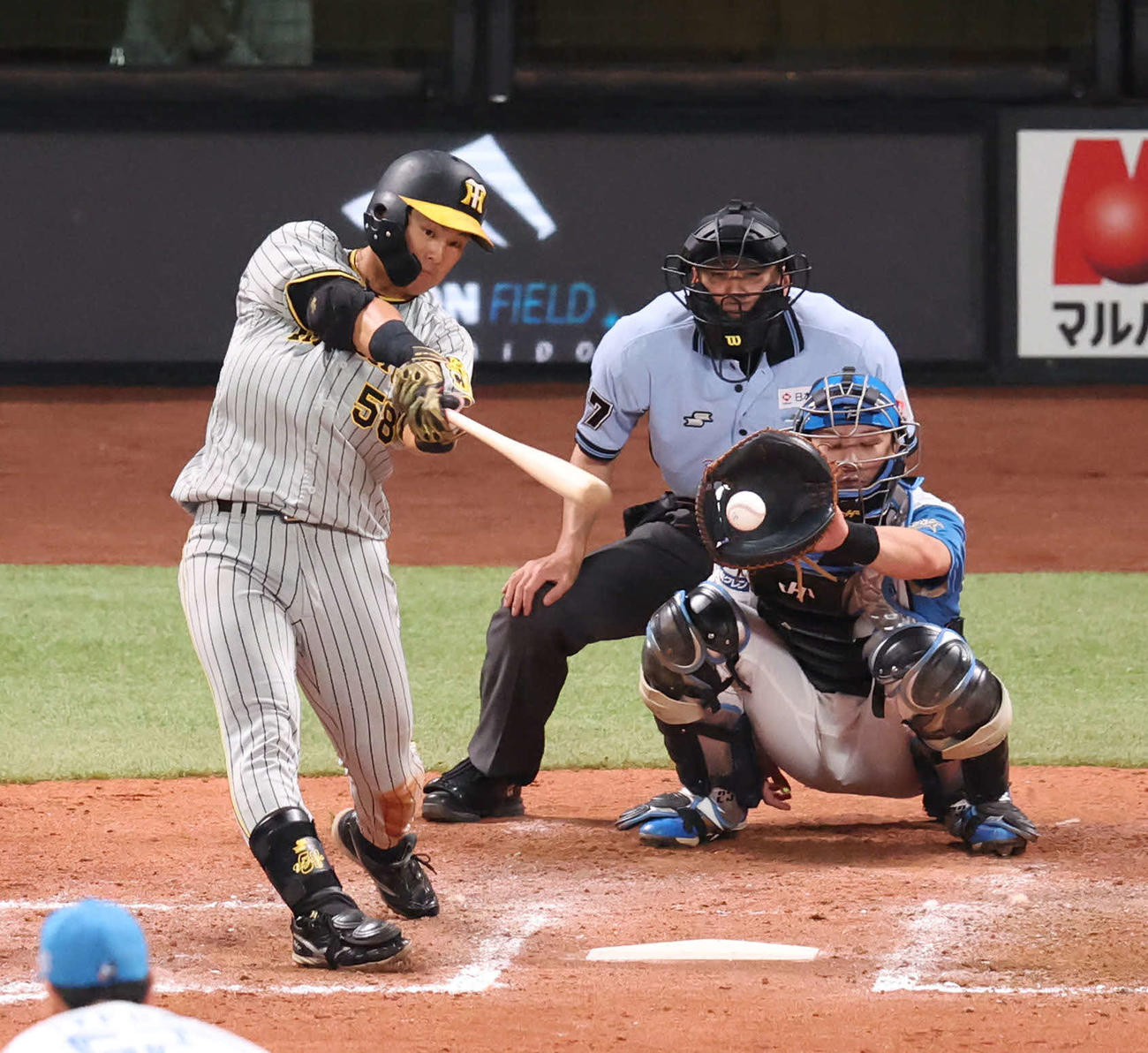 日本ハム対阪神　8回表阪神2死、前川は二塁打を放つ（撮影・佐藤翔太）