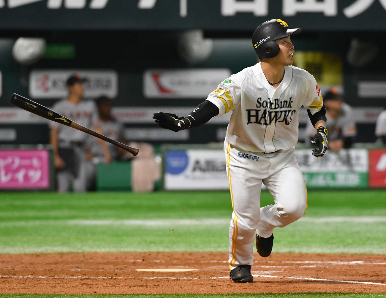 ソフトバンク対巨人　7回裏ソフトバンク2死、近藤は中越え本塁打を放つ（撮影・岩下翔太）