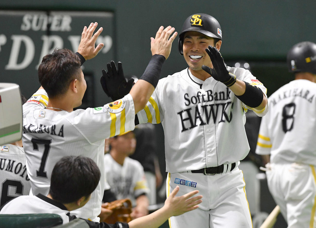 ソフトバンク対巨人　7回裏ソフトバンク2死、中越え本塁打を放ち笑顔でタッチを交わす近藤（撮影・岩下翔太）