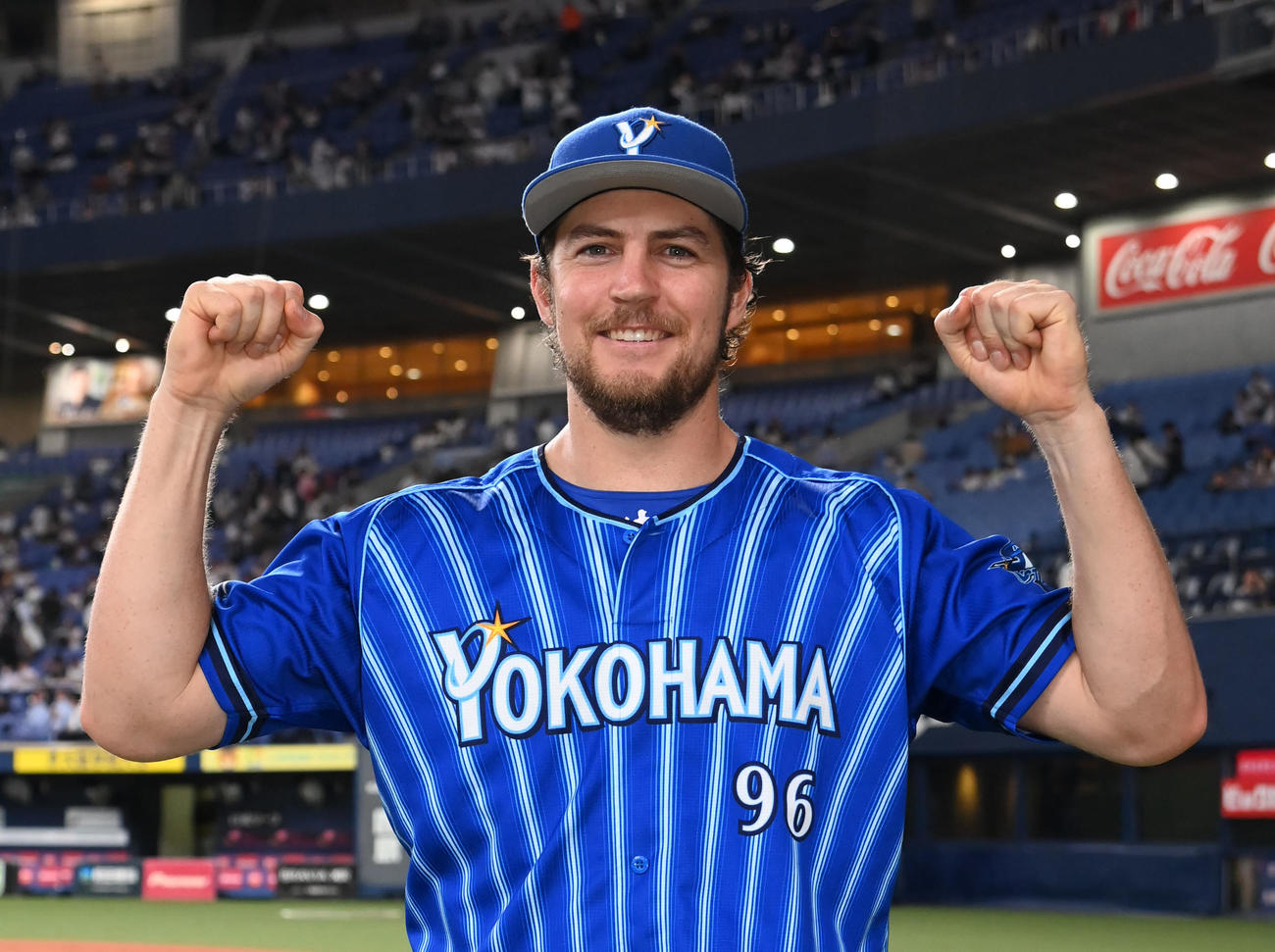 今季3勝目を挙げたDeNAバウアーはガッツポーズ（撮影・石井愛子）
