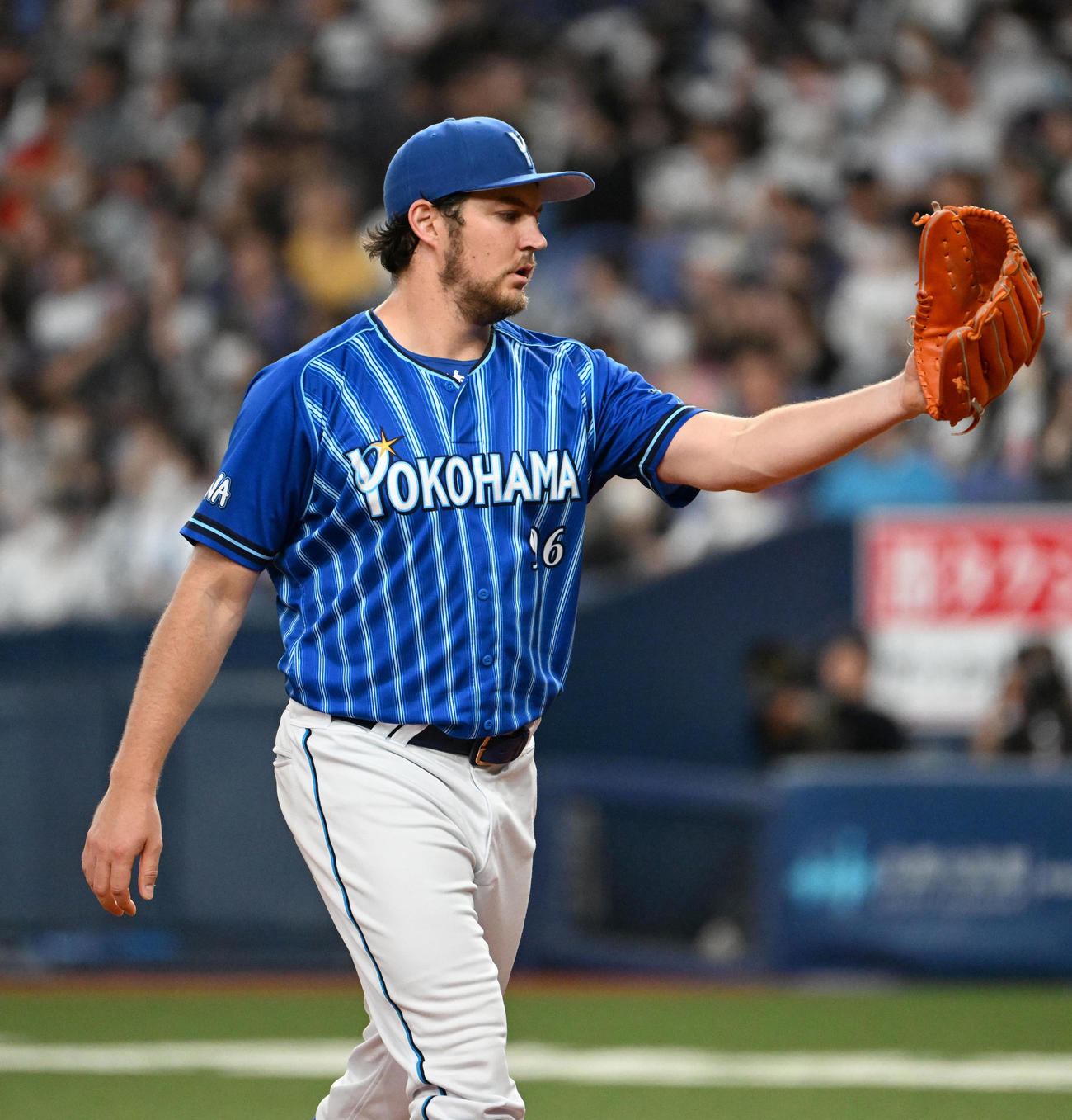 オリックス対DeNA 7回裏ベンチに引き揚げるバウアー（撮影・石井愛子）