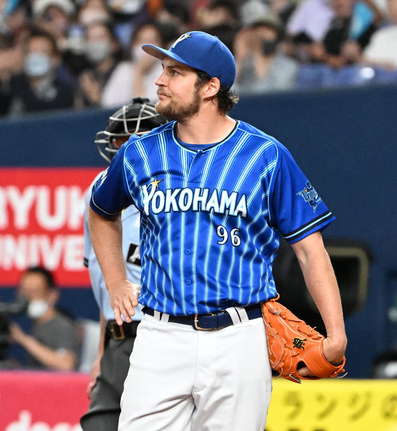 オリックス対DeNA 2回裏オリックス2死二塁、失点に肩をおとすバウアー（撮影・石井愛子）