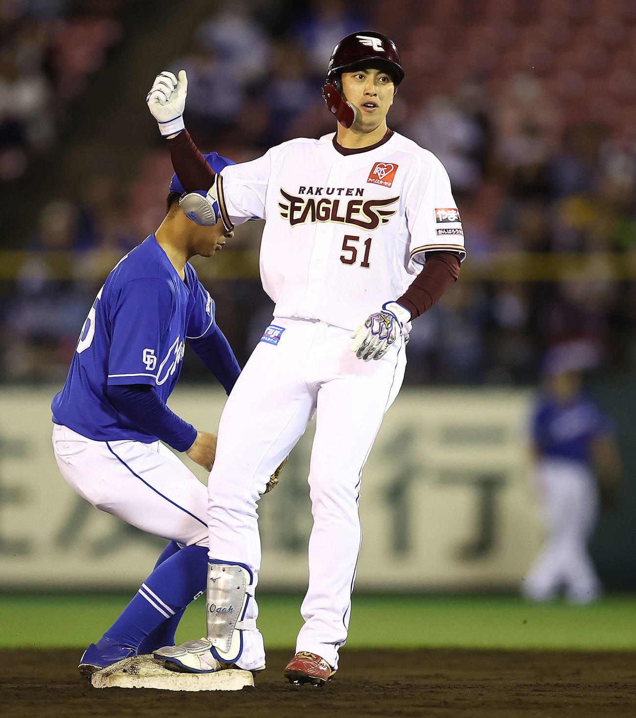 楽天対中日　5回裏楽天2死二塁、右翼線に同点適時二塁打を放ちガッツポーズする小郷（撮影・河田真司）