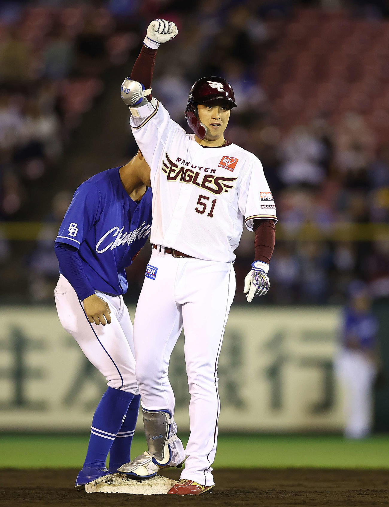 楽天対中日　5回裏楽天2死二塁、右翼線に同点適時二塁打を放ちガッツポーズする小郷（撮影・河田真司）