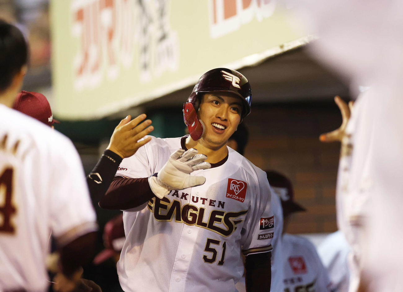楽天対中日　5回裏楽天2死二塁、浅村の右前適時打で生還し、チームメートに迎えられる小郷（撮影・河田真司）