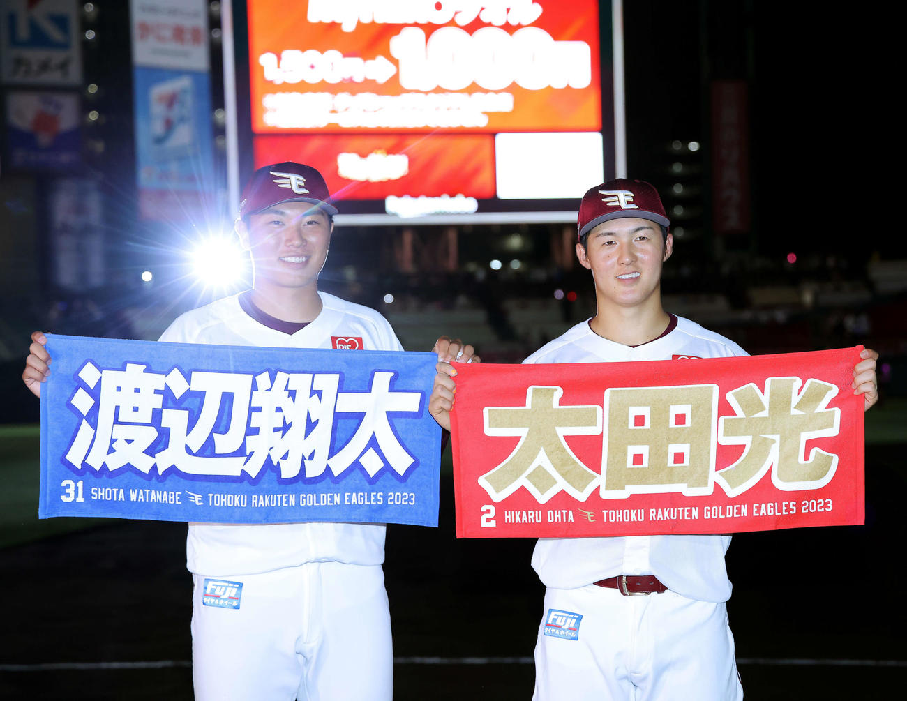 楽天対中日　中日に勝利し、ヒーローインタビュー後に写真に納まる渡辺翔（左）と太田（撮影・河田真司）
