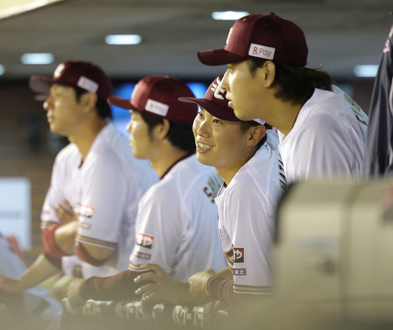 楽天対中日　9回表、ベンチから戦況を見守る渡辺翔（右から2人目）（撮影・河田真司）