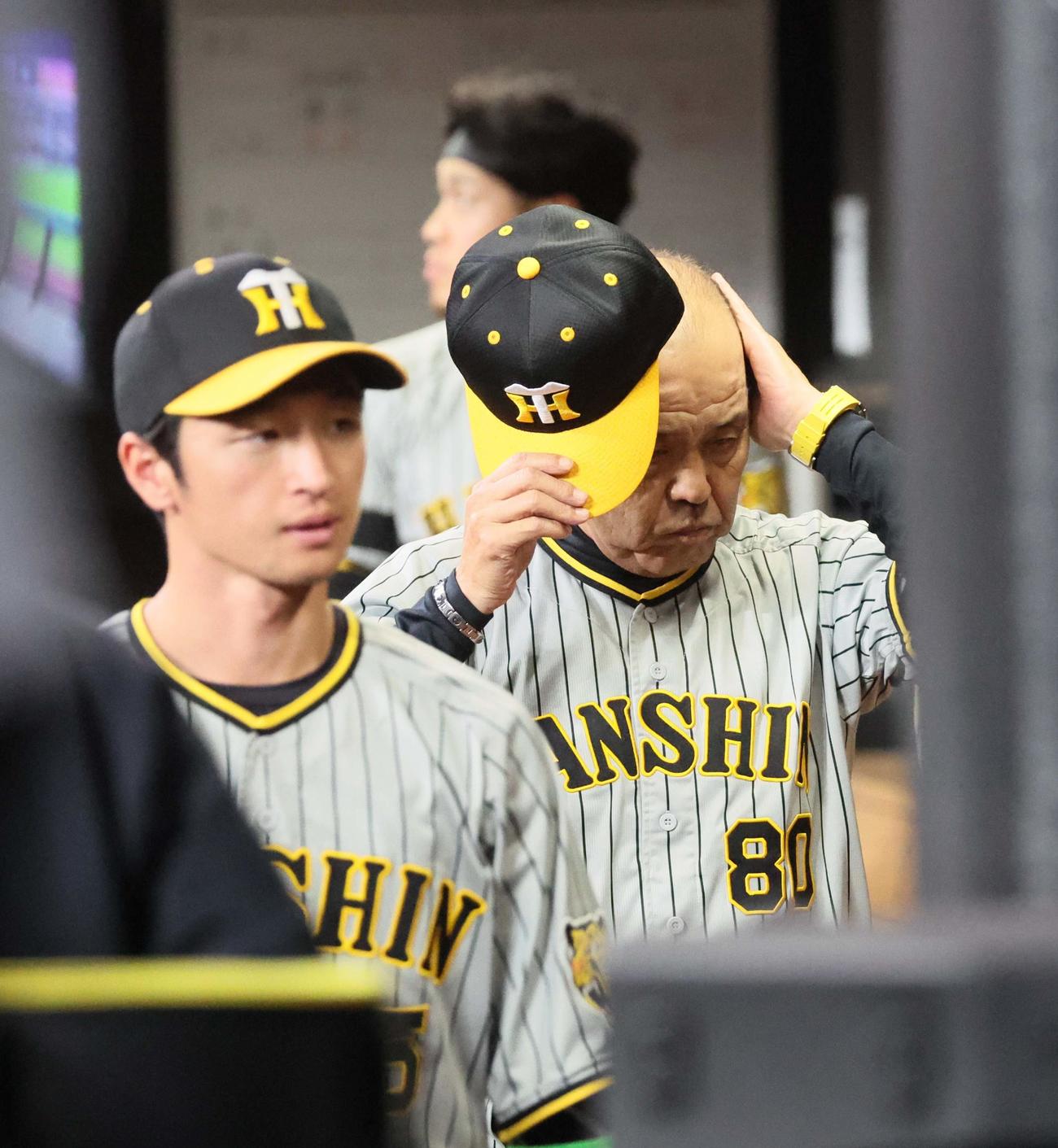 日本ハム対阪神　ベンチで厳しい表情を見せる岡田監督（撮影・加藤哉）