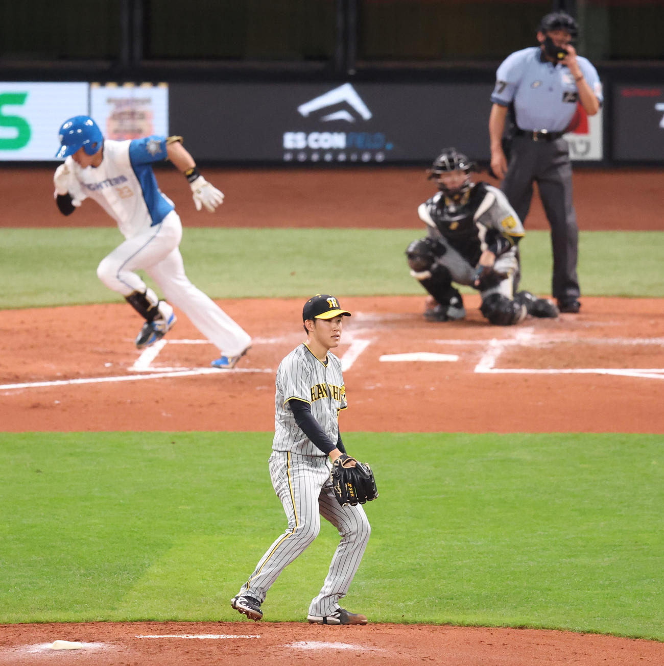 日本ハム対阪神　2回裏日本ハム2死二、三塁、伏見に先制となる適時二塁打を浴びる富田（撮影・佐藤翔太）