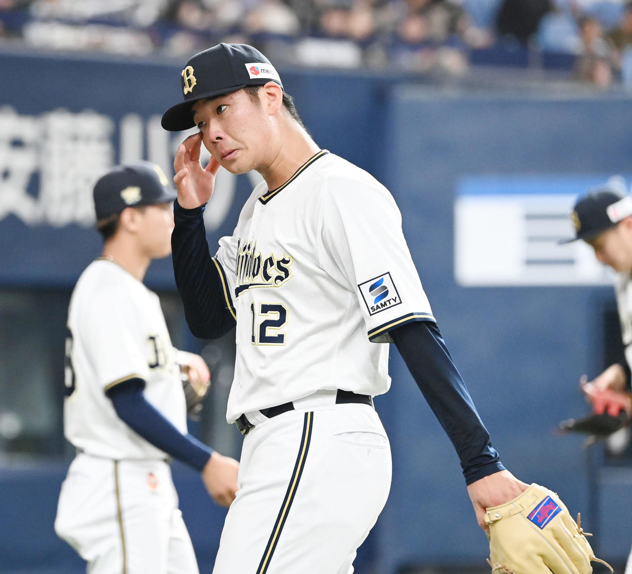 オリックス対DeNA 6回表DeNA2死一、二塁、牧と味方失策で逆転を許しうつむく山下（撮影・和賀正仁）