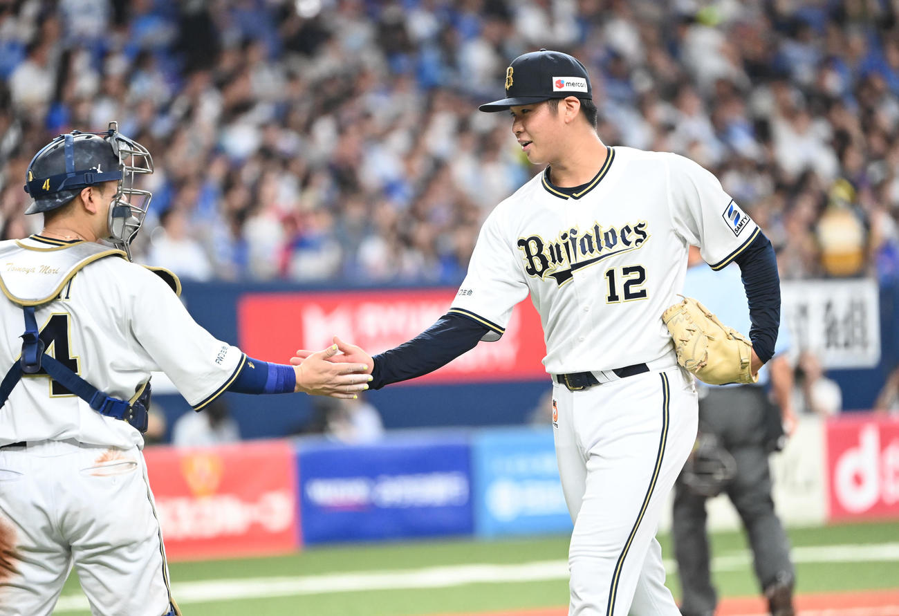 オリックス対DeNA 5回表DeNA1死一塁、伊藤の投手強襲を好捕、併殺とし森（左）と喜ぶ山下（撮影・和賀正仁）