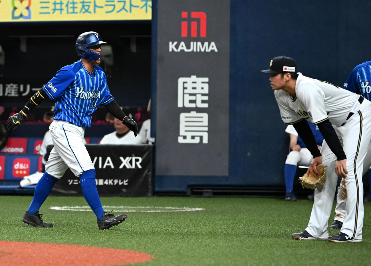 オリックス対DeNA 6回表DeNA2死一、二塁、3失点し肩をおとす山下（右）。左は生還した関根（撮影・石井愛子）