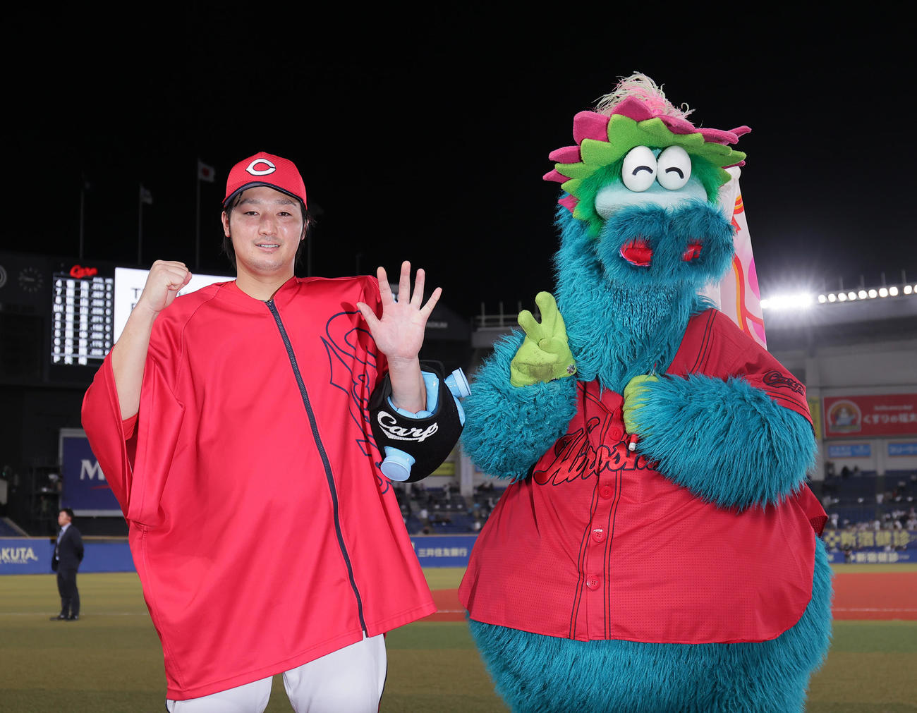ロッテ対広島　8回を1失点で5勝目を挙げた広島床田はスラィリーと笑顔で記念撮影（撮影・足立雅史）
