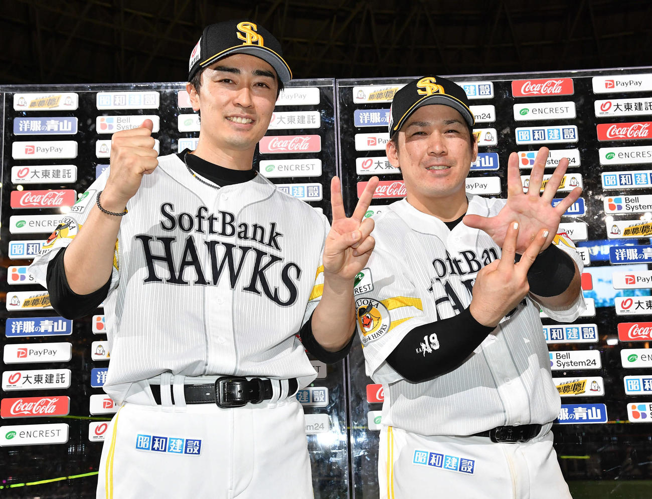 ソフトバンク対巨人　巨人に勝利し、お立ち台で甲斐（右）と交流戦通算27勝目の27をつくる和田（撮影・岩下翔太）