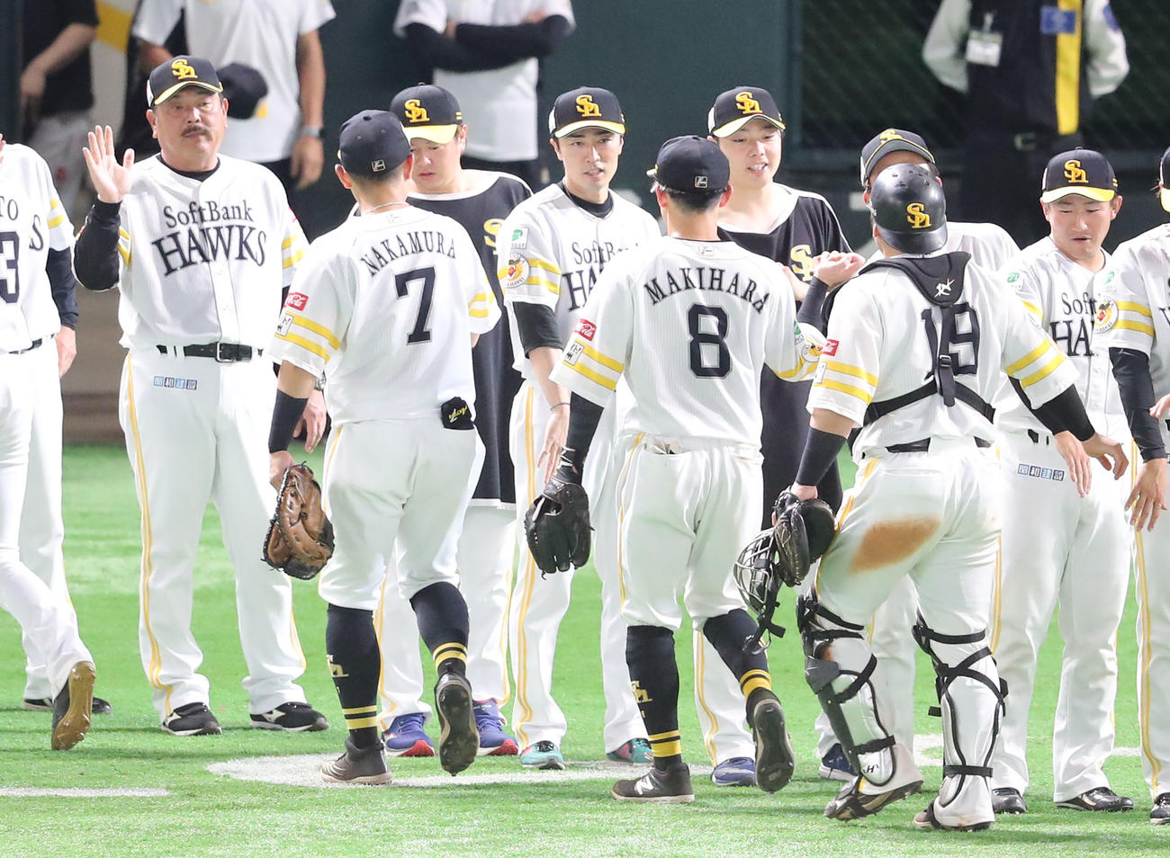 ソフトバンク対巨人　勝利投手となりナインを迎える和田（中央）。左端は藤本監督（撮影・梅根麻紀）