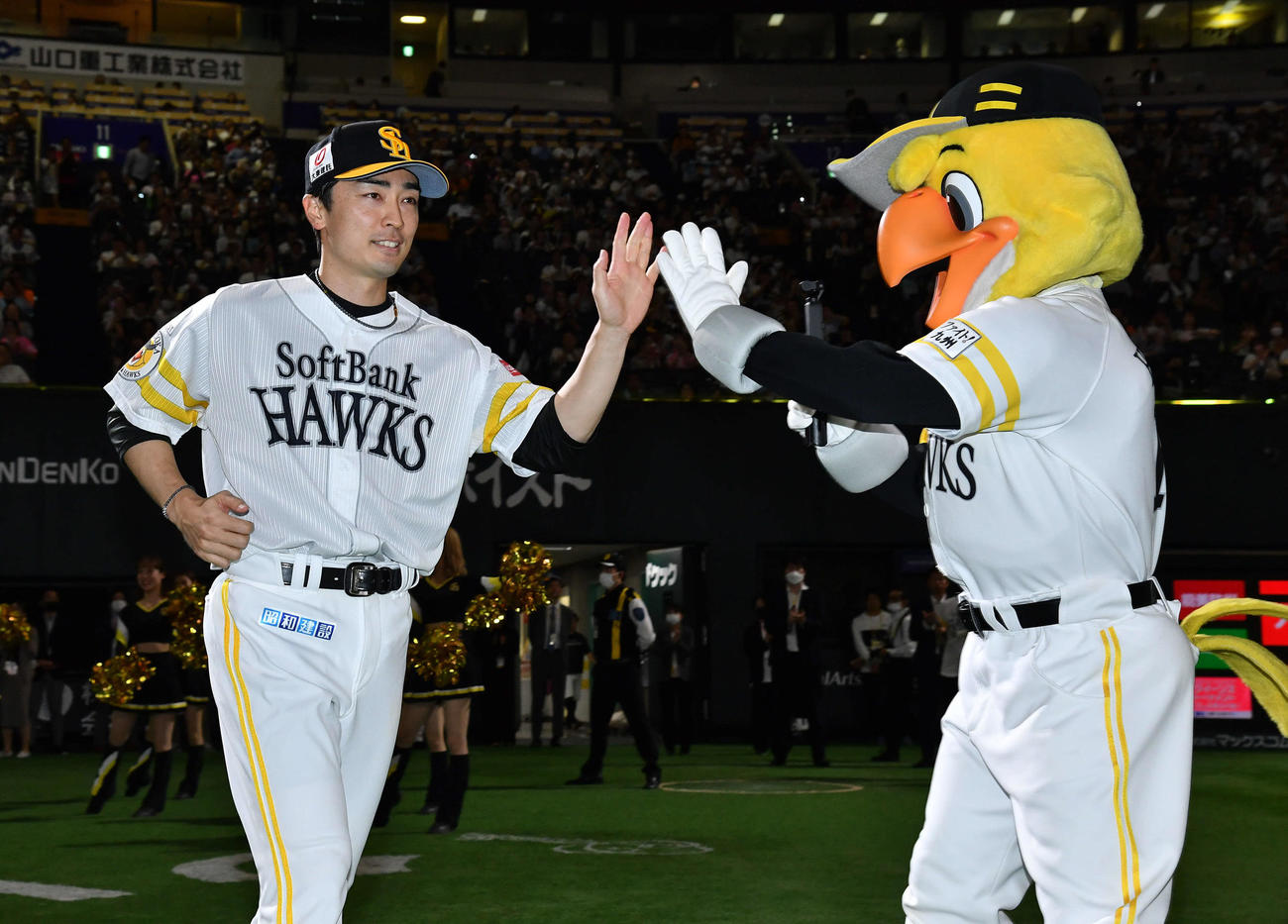 ソフトバンク対巨人　巨人に勝利し、ハリーホークとタッチを交わしながらお立ち台へ向かう和田（撮影・岩下翔太）