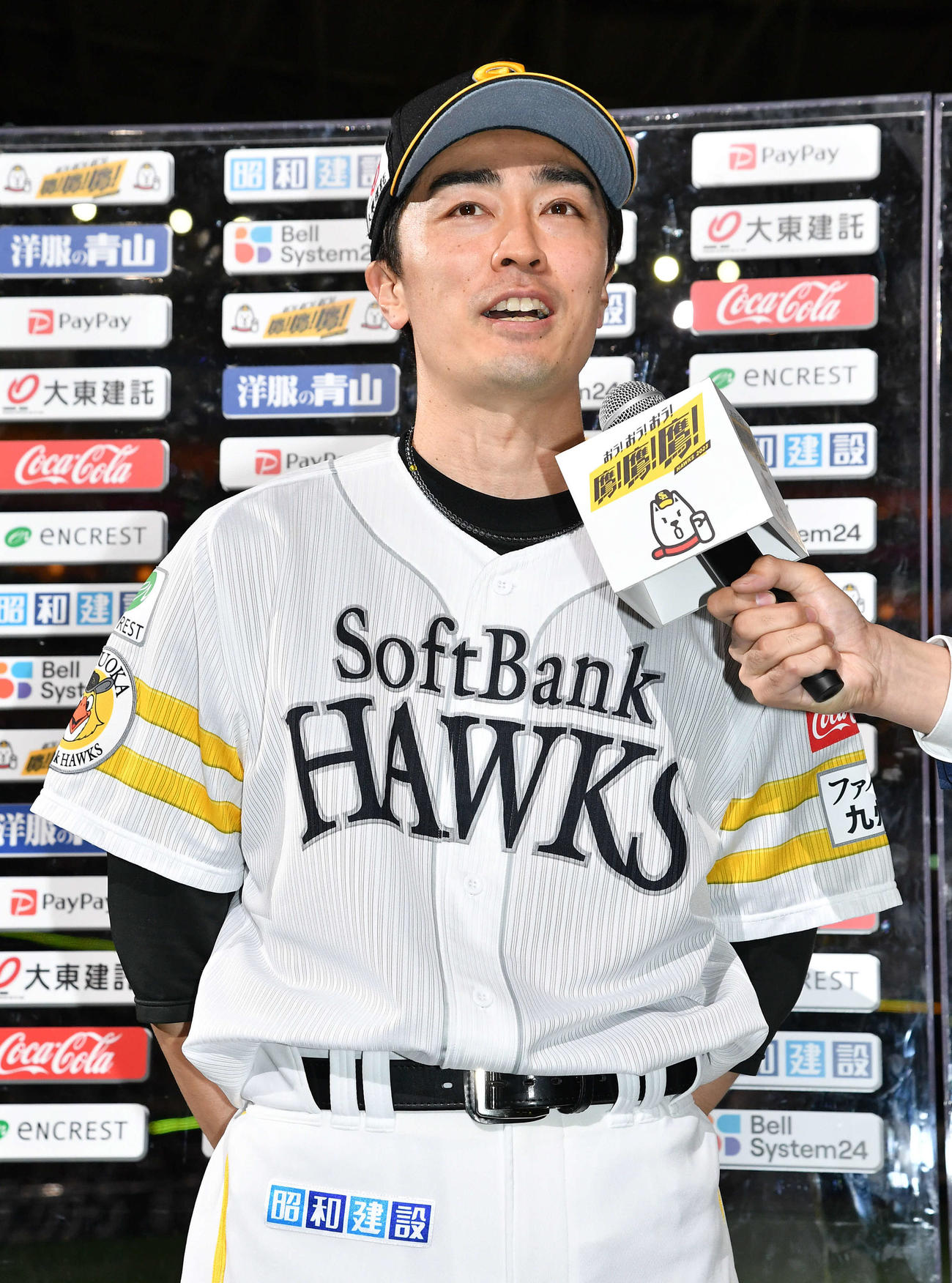 ソフトバンク対巨人　交流戦最多タイの27勝目を挙げ、笑顔でヒーローインタビューを受ける和田（撮影・岩下翔太）