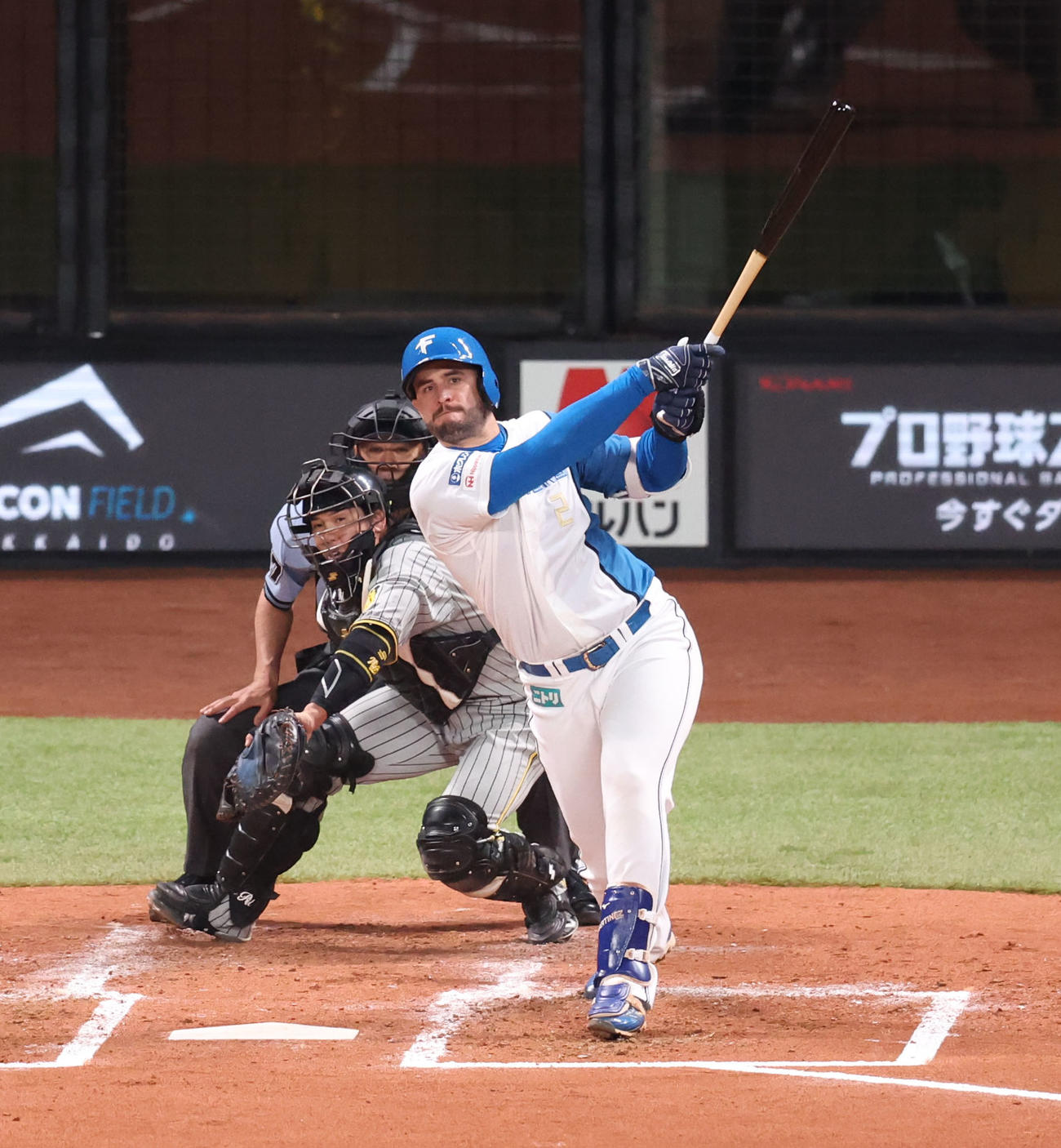 日本ハム対阪神　2回裏日本ハム無死一塁、マルティネスは二塁打を放つ（撮影・佐藤翔太）