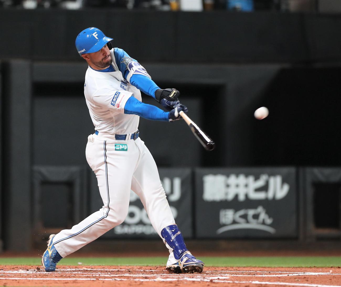 日本ハム対阪神　2回裏日本ハム無死一塁、左中間に二塁打を放つマルティネス（撮影・黒川智章）