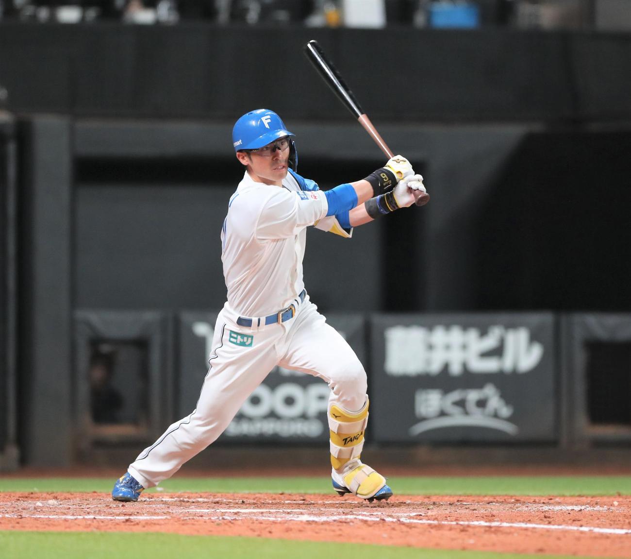 日本ハム対阪神　4回裏日本ハム2死、右越え本塁打を放つ江越（撮影・黒川智章）