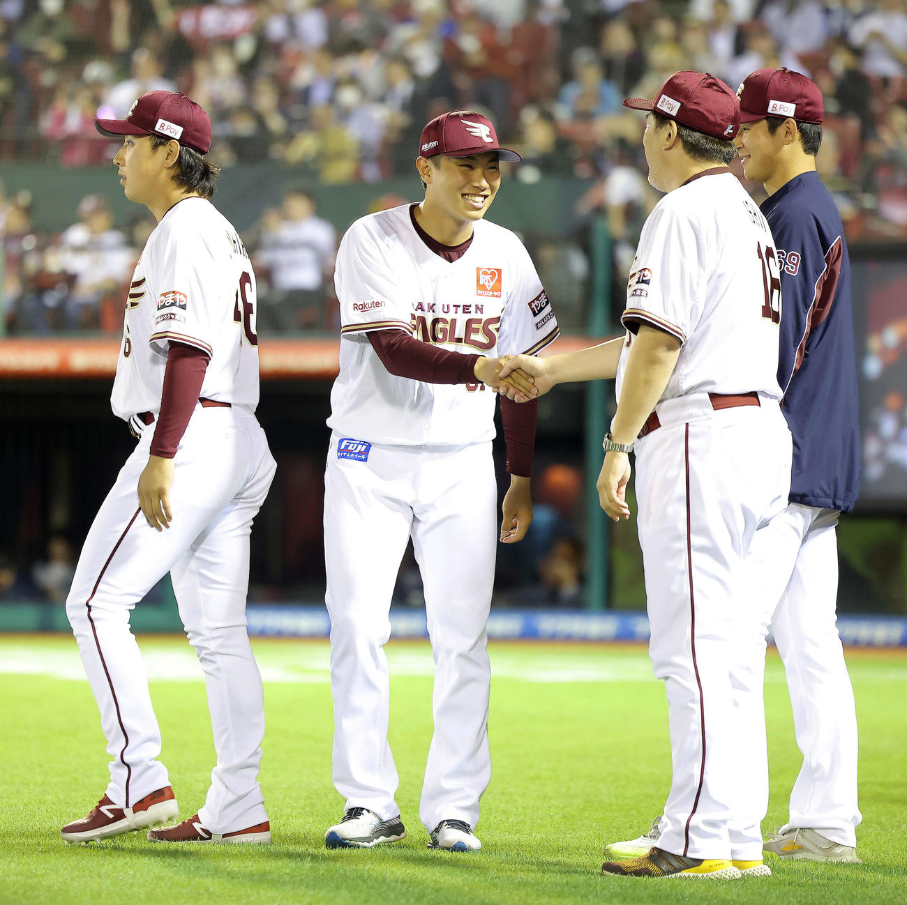 楽天対中日　中日に勝利し、プロ初勝利を飾り石井一久監督（右から2人目）と握手を交わす渡辺翔（撮影・河田真司）